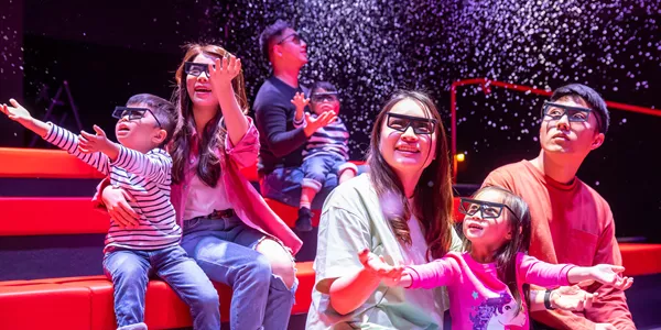 家長和小朋友於4D戲院享受樂高®4D動感體驗