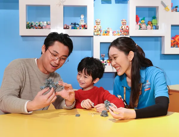 At LEGO® Creative Workshop, a kid is building LEGO® models, guided by a Master Model Builder.