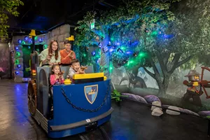 家長和小朋友在古堡歷險主題園區搭乘勇士座駕