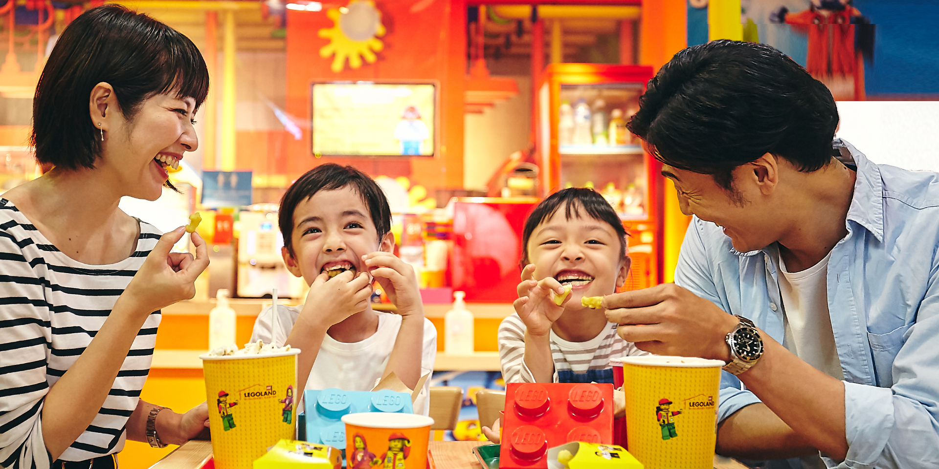 小朋友與家長在香港樂高®探索中心咖啡屋中享受令人回味的美食