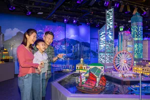 家長和小朋友在樂高®探索中心看展示香港城市風貌的樂高®模型