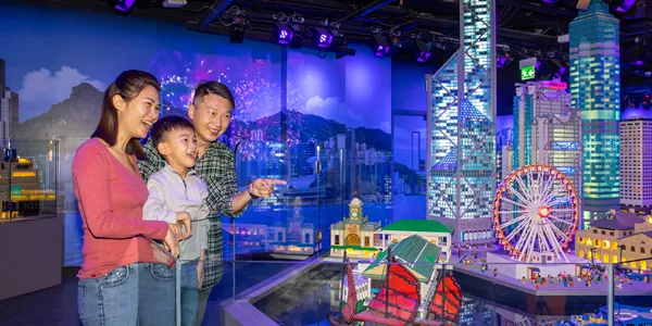 家長和小朋友在樂高®探索中心看展示香港城市風貌的樂高®模型