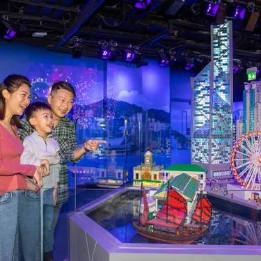 家長和小朋友在樂高®探索中心看展示香港城市風貌的樂高®模型