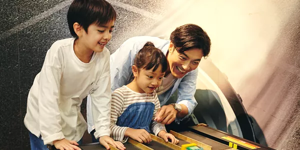 家長和小朋友在香港樂高®探索中心玩耍