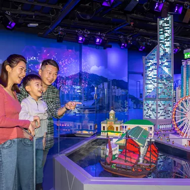 家長帶著小朋友參觀香港樂高®探索中心的迷你天地®主題展區