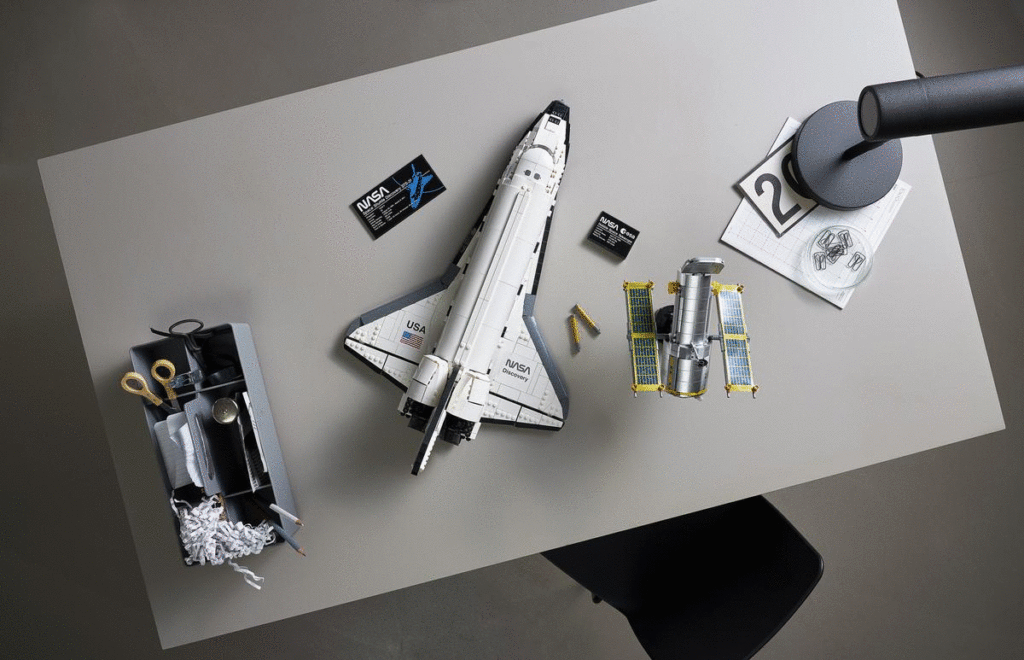 LEGO 10283 NASA Space Shuttle Discovery Hubble Play Feature 1024X660
