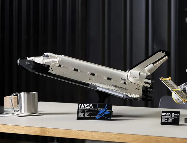 LEGO 10283 NASA Space Shuttle Discovery Lifestyle 2 1536X792