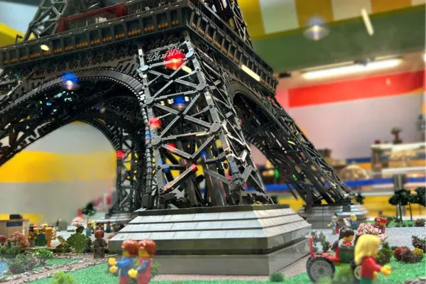 Das LEGO Modell Des Eiffelturms Im LEGOLAND Discovery Centre Oberhausen