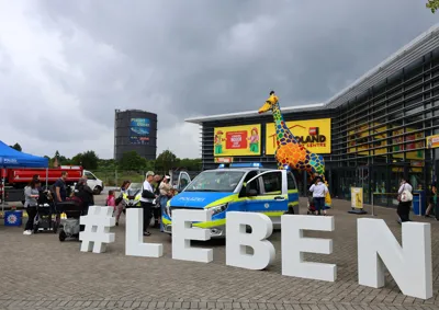 Polizei Und Feuerwehr Oberhausen Informieren Vor Dem LEGOLAND® Oberhausen Mit #LEBEN Aktion Über Verkehrssicherheit. (1)