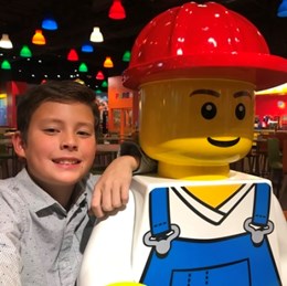Kid with Figure | LEGOLAND Discovery Center